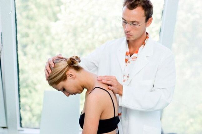 rendez-vous chez le médecin pour l'ostéochondrose cervicale